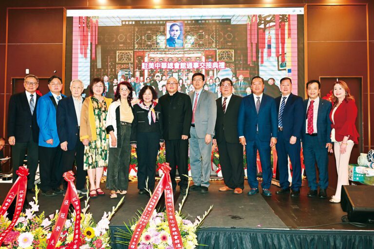 中華總會館主席團、通事、退休法官與惠陽同鄉會 美中文化交流協會首長合影。馬紅兵攝