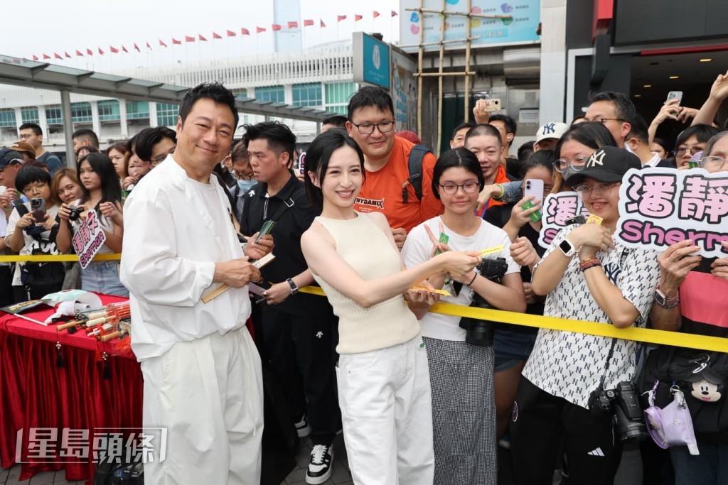 龔嘉欣與黎耀祥在活動後,親切地與到場粉絲合照。