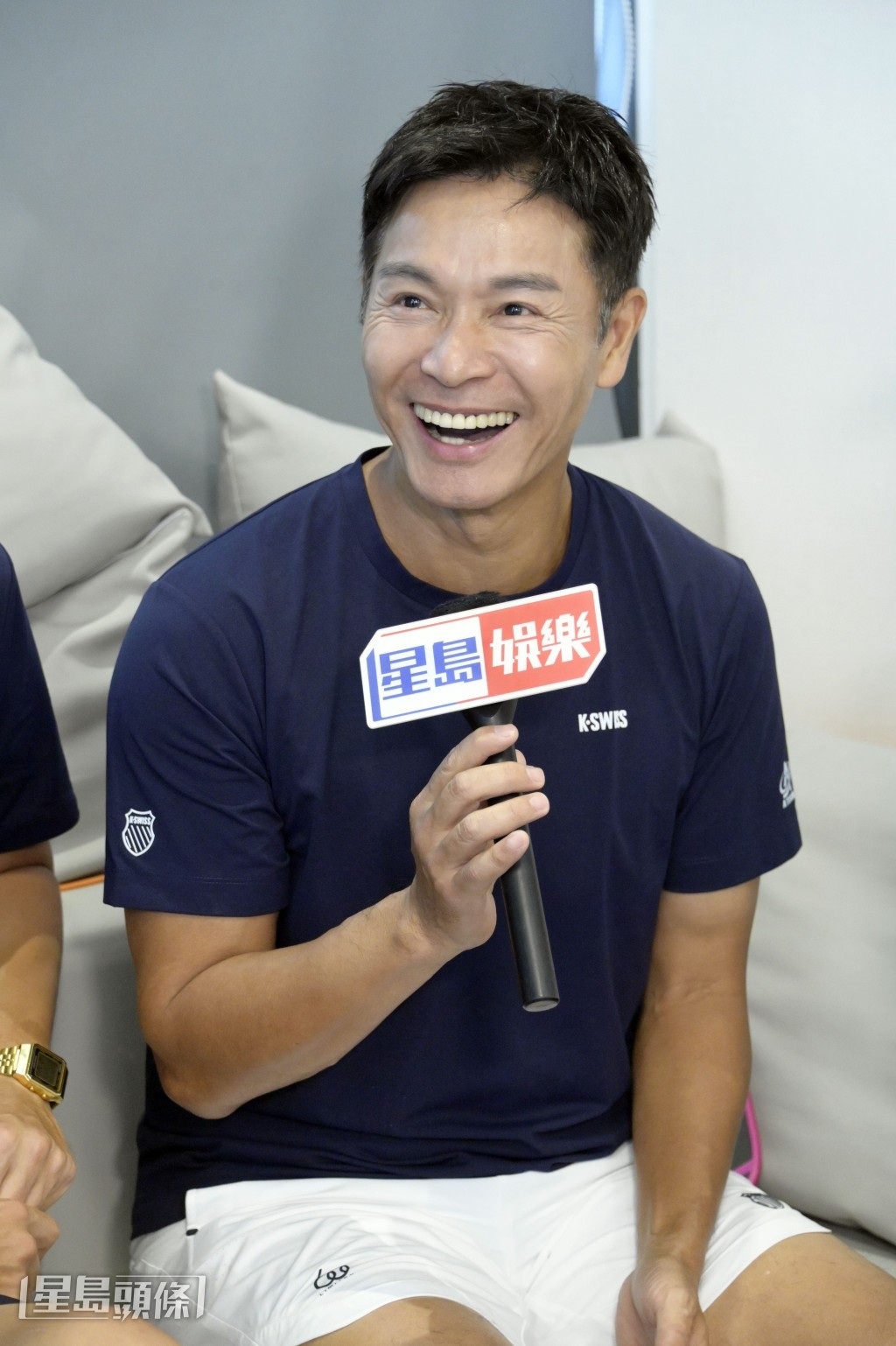 郭晉安與圈中朋友一起打網球、健身,同時行善。