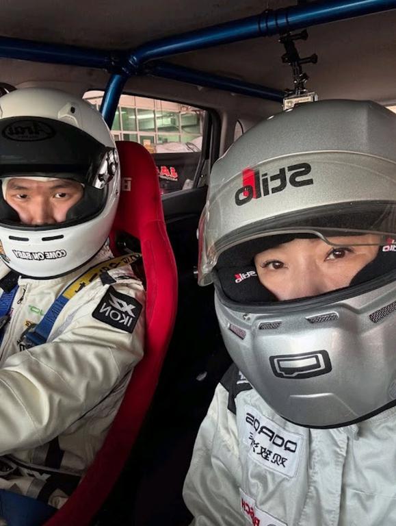 除了職業賽車手身份,Denise亦擔任賽車教練,指導他人駕駛。