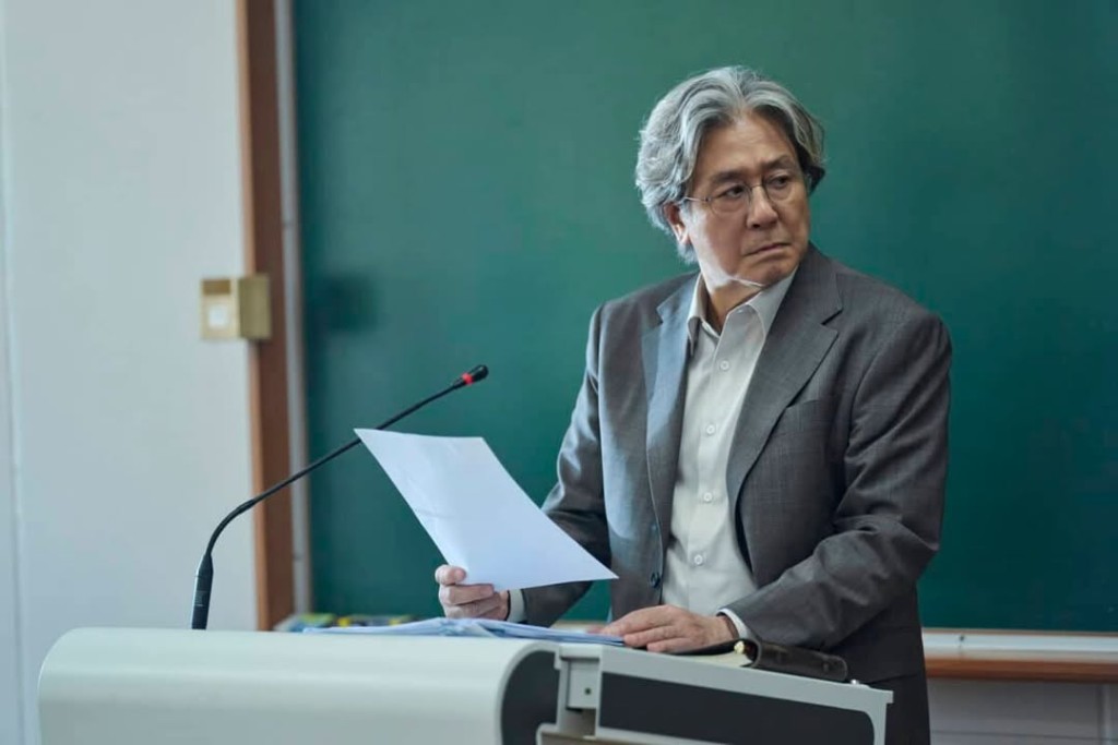 崔岷植在劇中飾演一名教授。