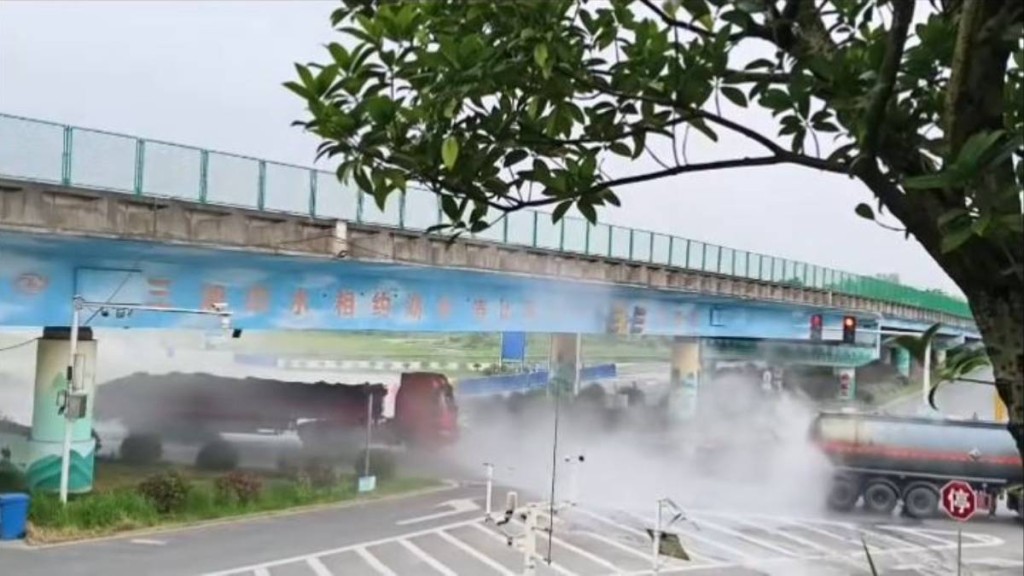 湖南氫氟酸罐車追撞洩漏 當局緊急封路疏散清理