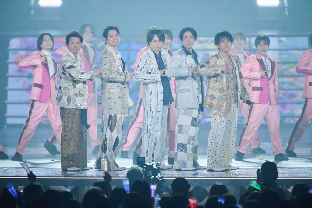 五位成員（左起：大野智、松本潤、櫻井翔、相葉雅紀、二宮和也）逐一向粉絲發表感言。