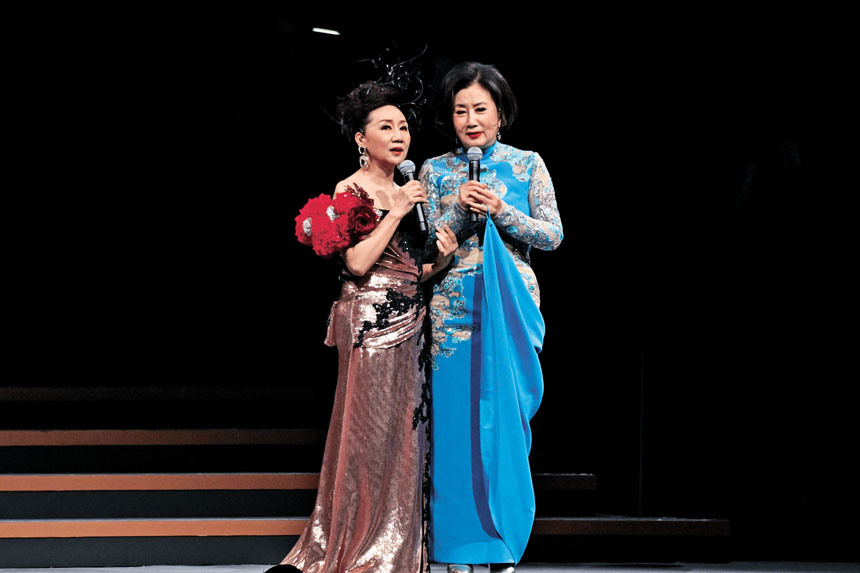 「香港第一女團」的兩位成員在台上憶述肥姐。