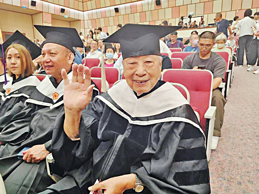 李富城92歲獲得碩士學位。網上圖片