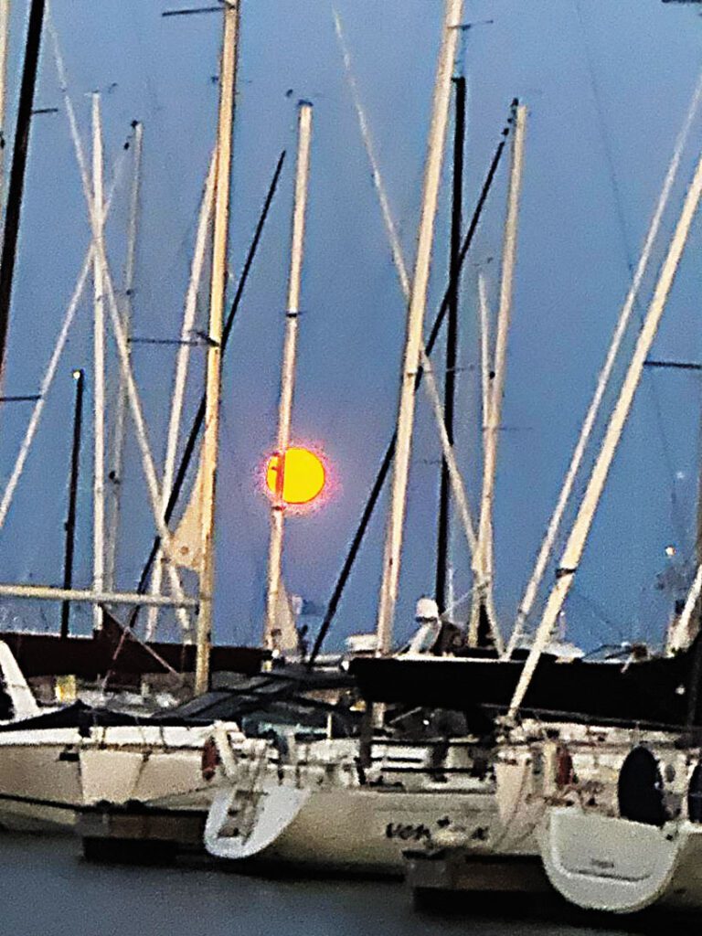 今年的5月30日、31日的夜晚、密芝根湖上空的月亮特別的迷人。 梁敏育攝