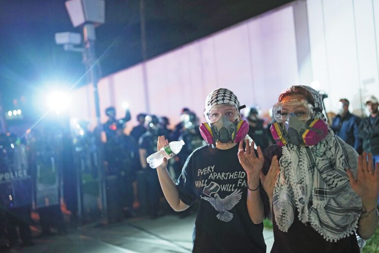 德萊尼拘留中心連續爆發激烈流血衝突，聯邦當局宣稱如今防線已恢復安全。 美聯社