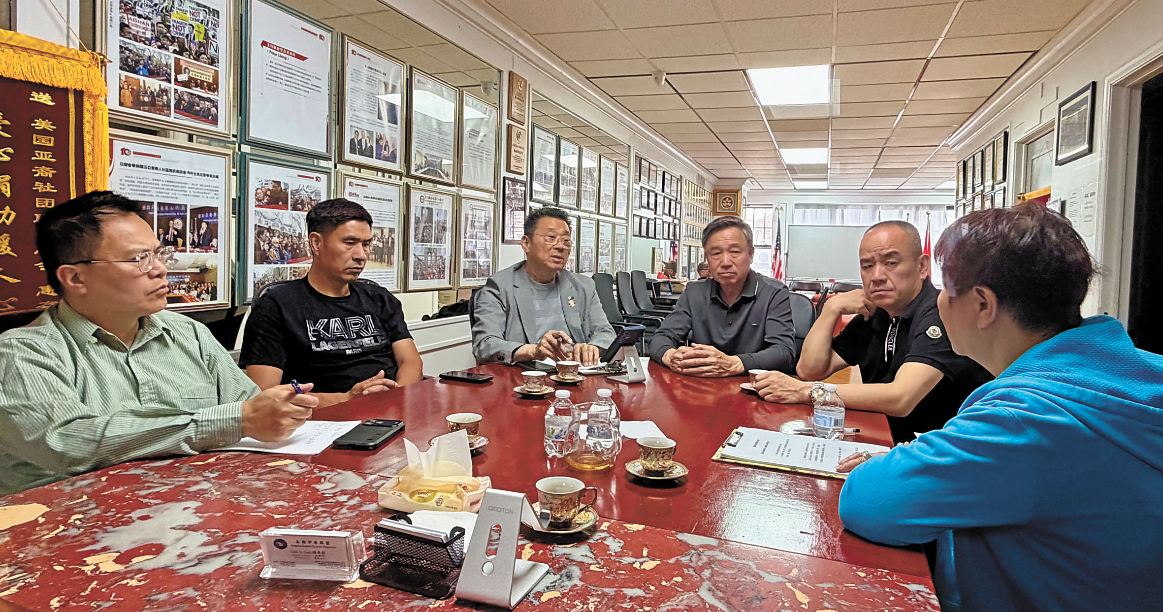 石媽媽（右一）30日向美國亞裔社團聯合總會求助。 張之銘攝