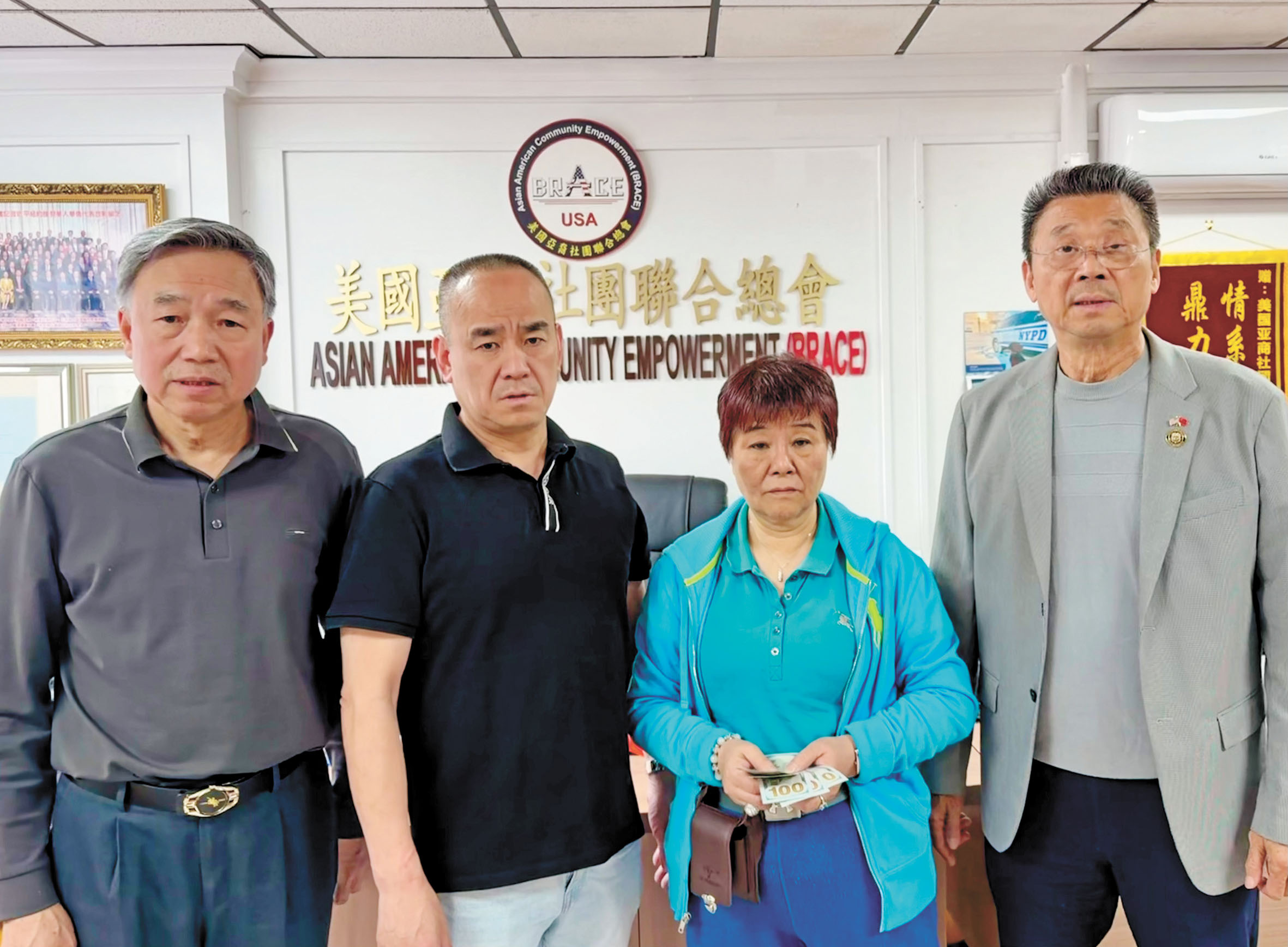 王孟新（左一）、江富春（左二）、以及陳善莊（右一）幫助石媽媽（右二）。 張之銘攝