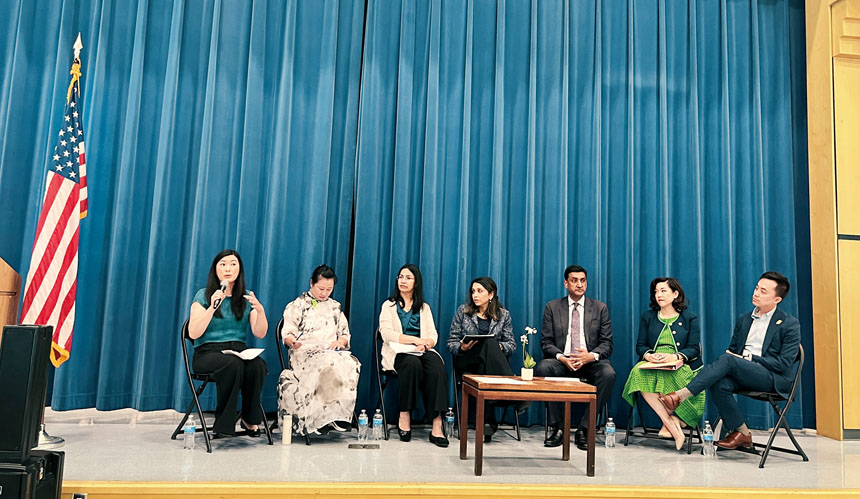 （右起）李天明、Betty Duong、羅康納與社區組織代表共議亞裔心理健康面臨的挑戰。記者王蔚攝