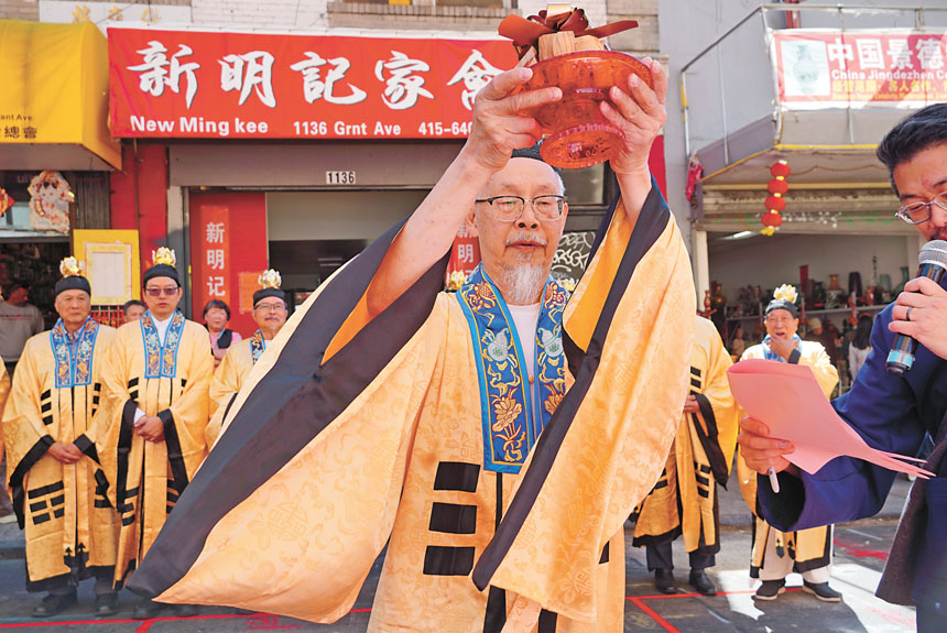 羅玉棠帶領炎黃子孫匯金山的祭祖儀式。記者黃偉江攝