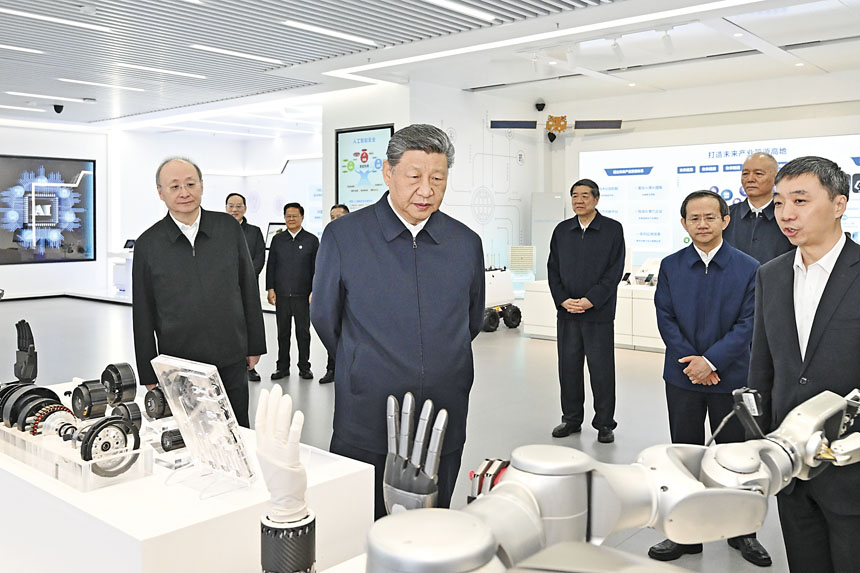 習近平今年2月考察北京亦莊國家信創園，了解信息技術應用創新和代表性科技創新成果。新華社