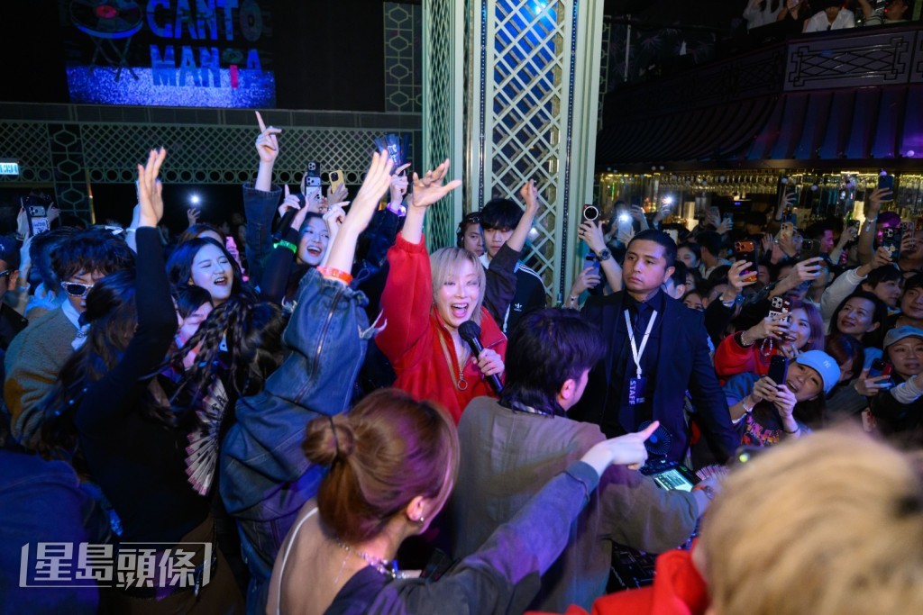 身穿鮮紅運動服的Sammi與《夜王》拍檔跳上DJ台,全場尖叫。
