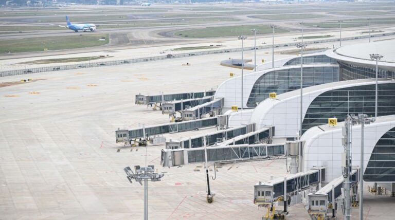 廣州白雲機場航班降落後滑行近一小時，乘客表達不滿