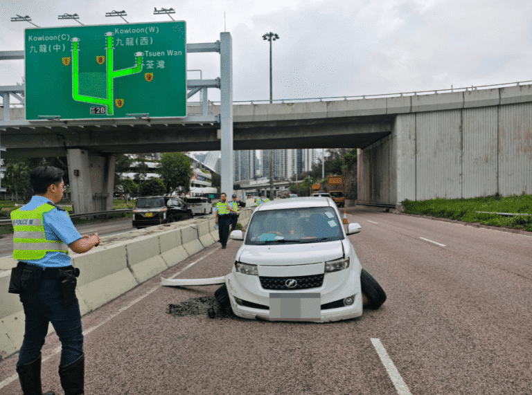 吐露港公路私家車失控撞壆 三輪飛脫司機逃離現場