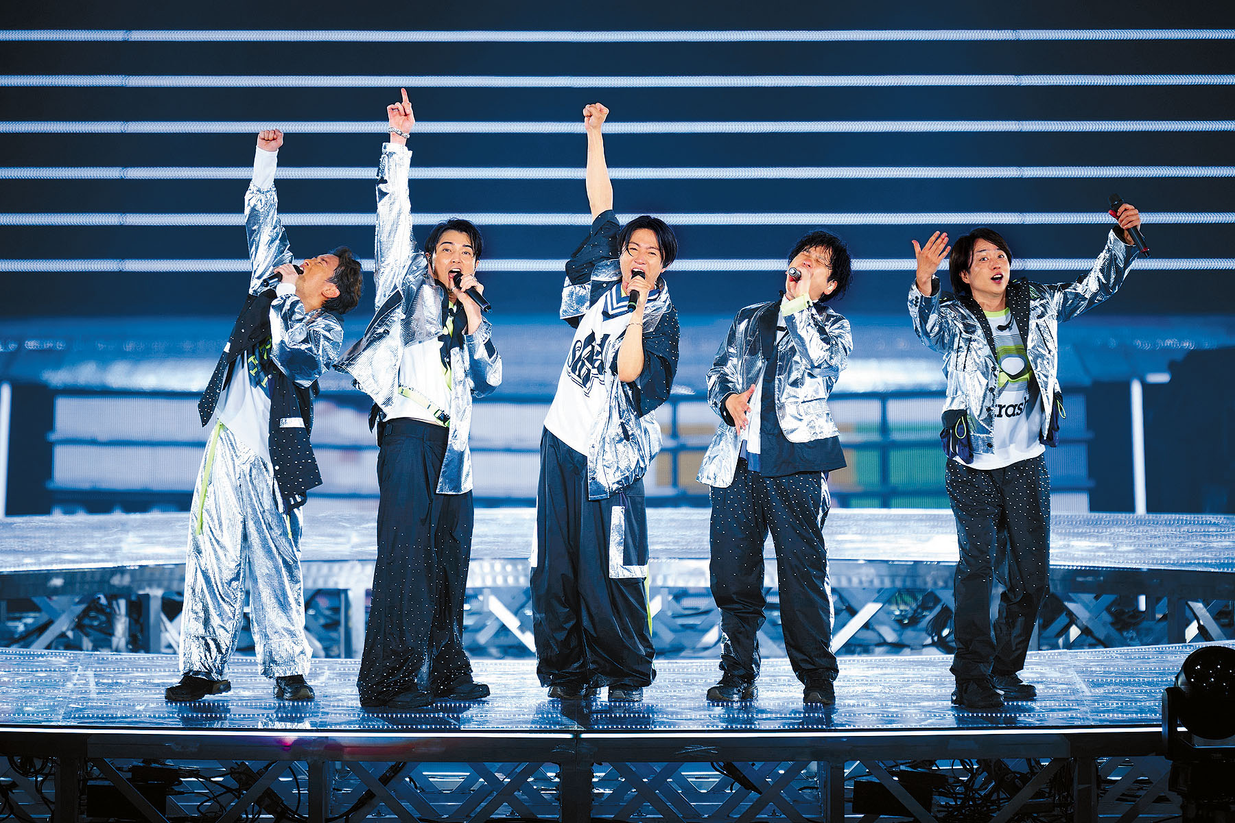 ■（左起）大野智、松本潤、相葉雅紀、二宮和也及櫻井翔都分別發表感言。