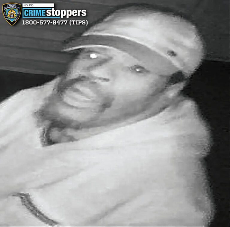 警方已公開嫌犯在教堂前廳徘徊的監控畫面。NYPD圖片