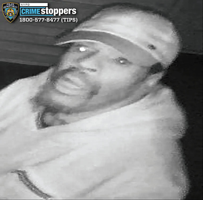 警方已公開嫌犯在教堂前廳徘徊的監控畫面。NYPD圖片