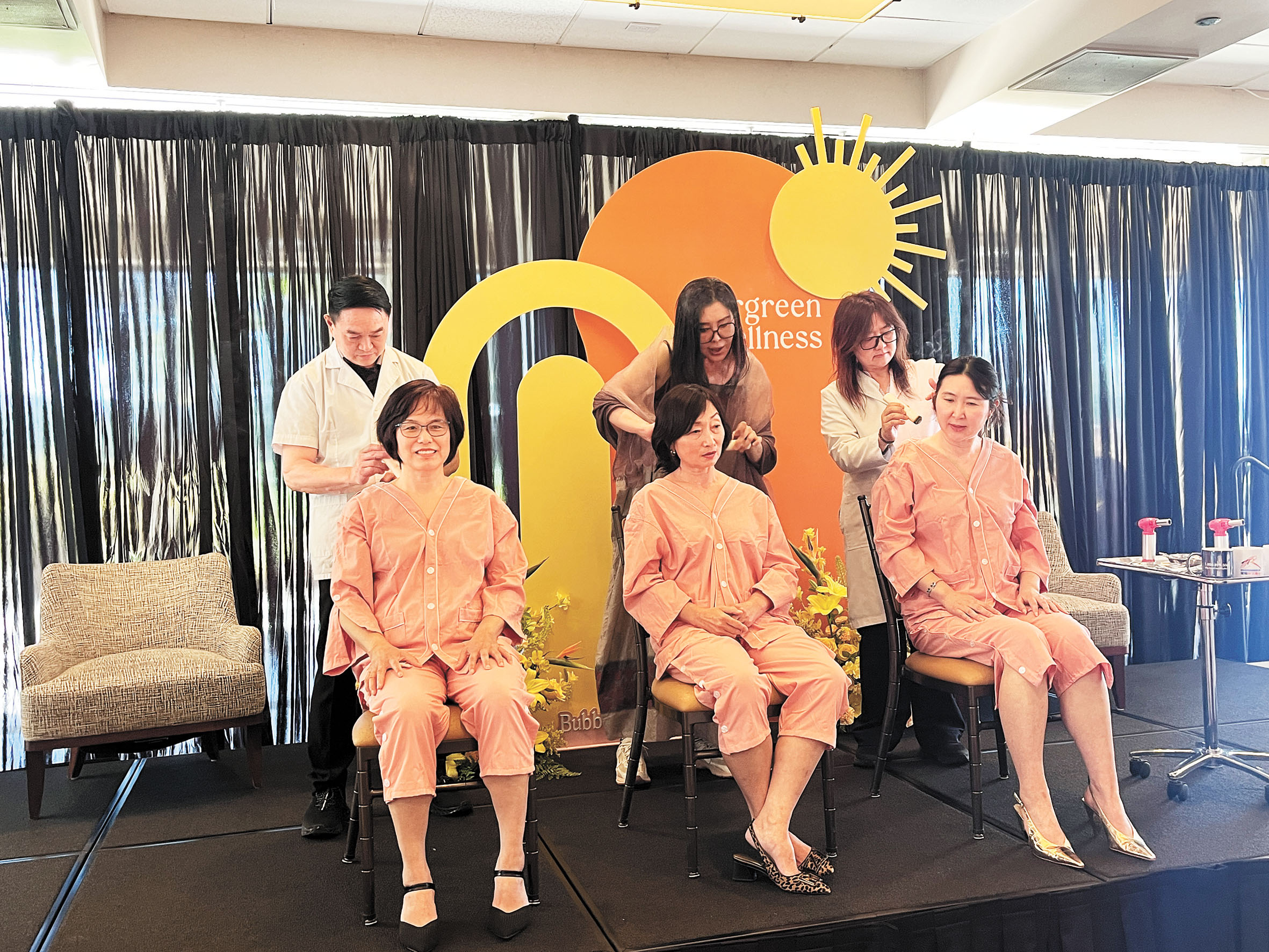 （右起）胡欣、張亞靜、趙嬿體驗艾灸療法，王祖賢操作（中立者）。記者王蔚攝