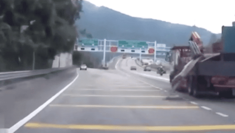 吐露港公路貨車墮下巨型石屎板 後方車輛及時閃避