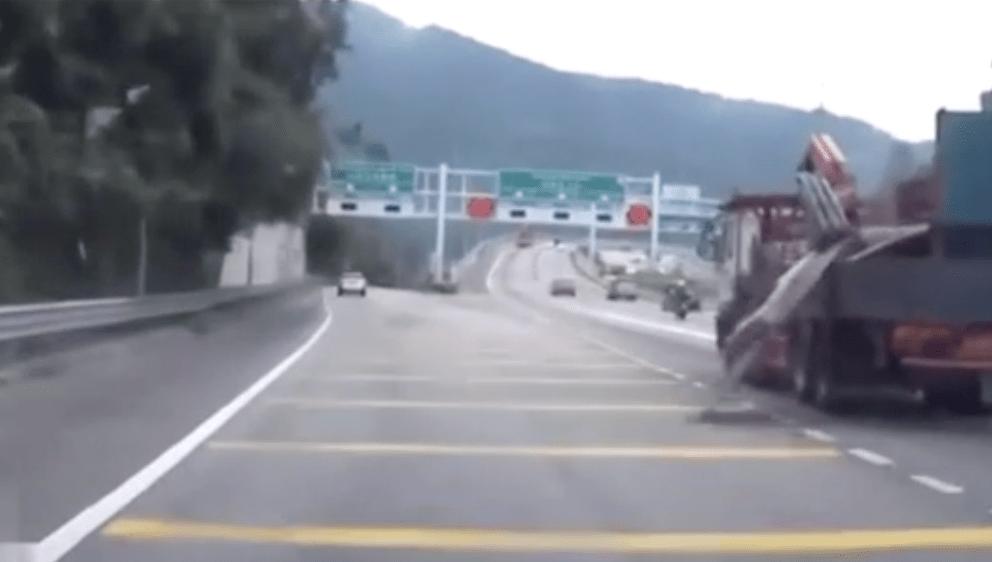 吐露港公路貨車墮下巨型石屎板 後方車輛及時閃避