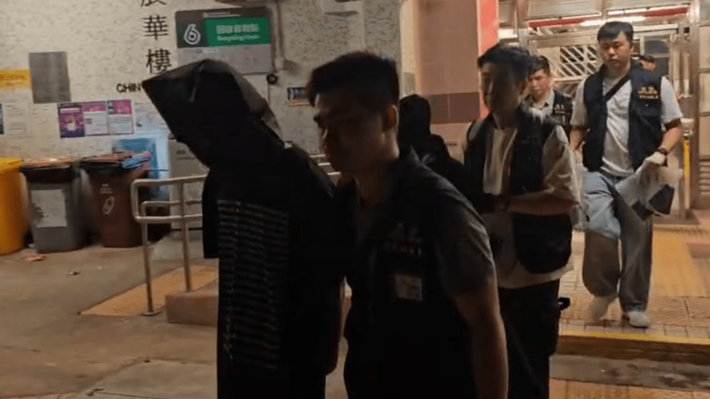 黃大仙警區反黑組搗破樂華南邨武器及毒品儲存點 兩名13及14歲少年被捕