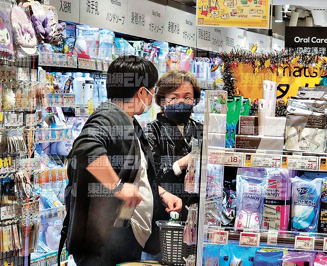 ■娥姐神情緊張狂掃除口臭產品！《東周刊》圖片