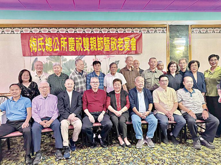 6月1日，梅氏總公所歡樂舉辦雙親節暨敬老晚宴，主席梅施美英（前右四）、梅彥寧（前左四）與元老、顧問、職員合影。 梁敏育攝