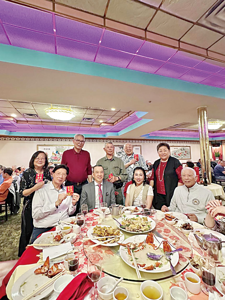 慶祝雙親晚會、贈予年滿70歲的宗親一封敬老紅包。      梁敏育攝