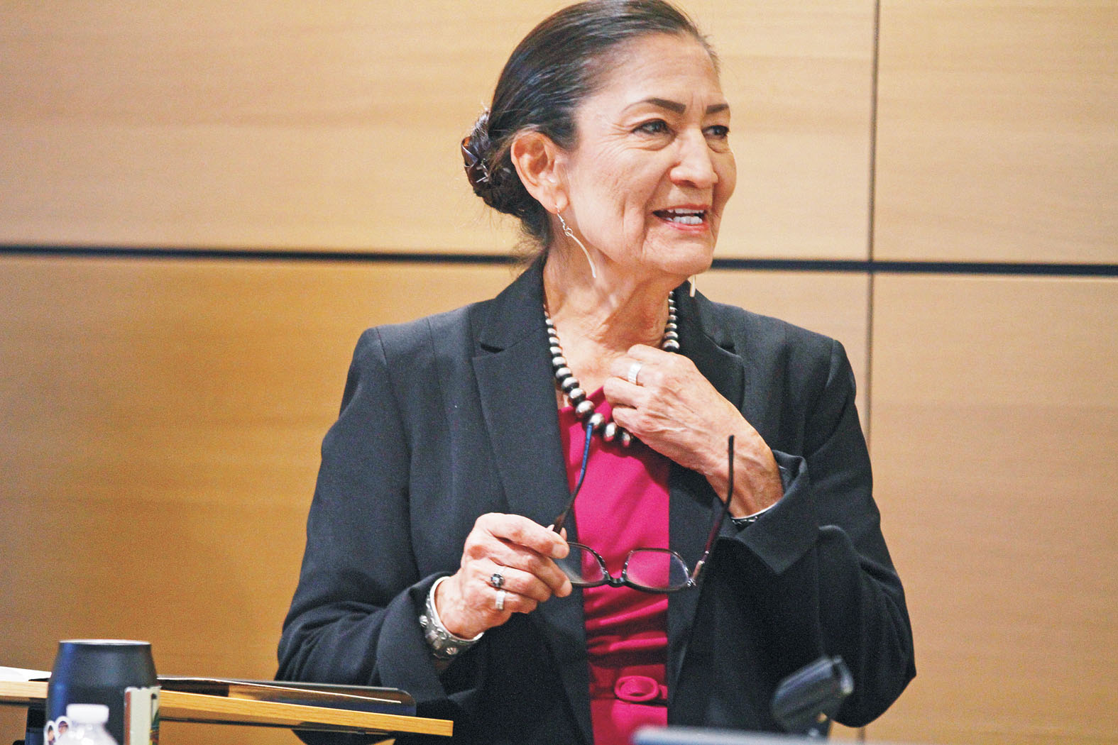 前內政部長哈蘭德(Deb Haaland)週二(2日)贏得新墨西哥州民主黨州長初選提名,朝成為美國歷史上首位當選州長的美洲原住民邁進。美聯社