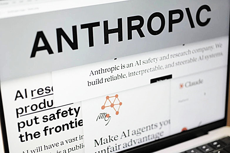 一台電腦螢幕上顯示著Anthropic網站的頁面和公司標誌。美聯社