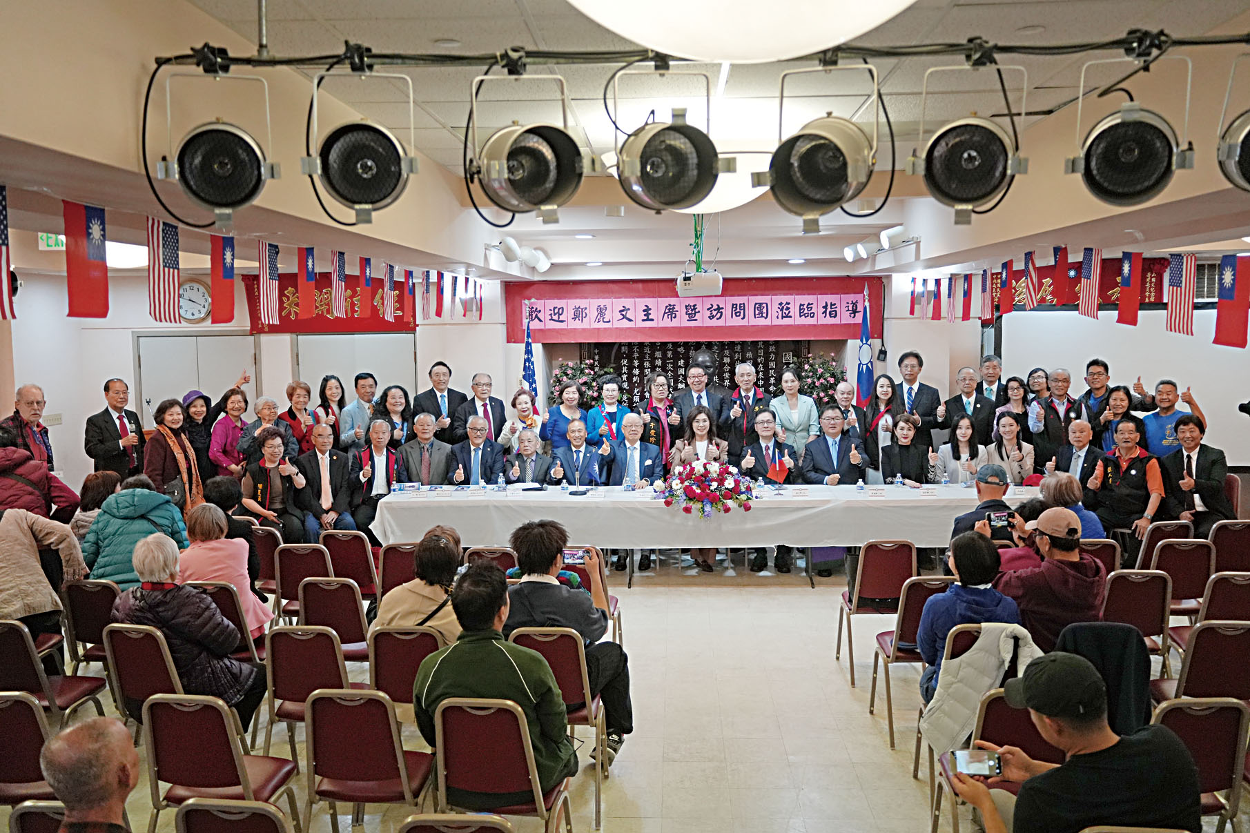 鄭麗文在國父紀念館講話後與總支部同仁合影。記者黃偉江攝