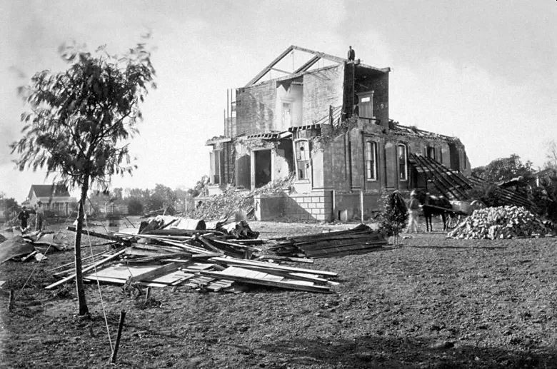 1868年希活斷層發生地震後，聖利安住（San Leandro）法院建築嚴重受損。柏克萊圖書館