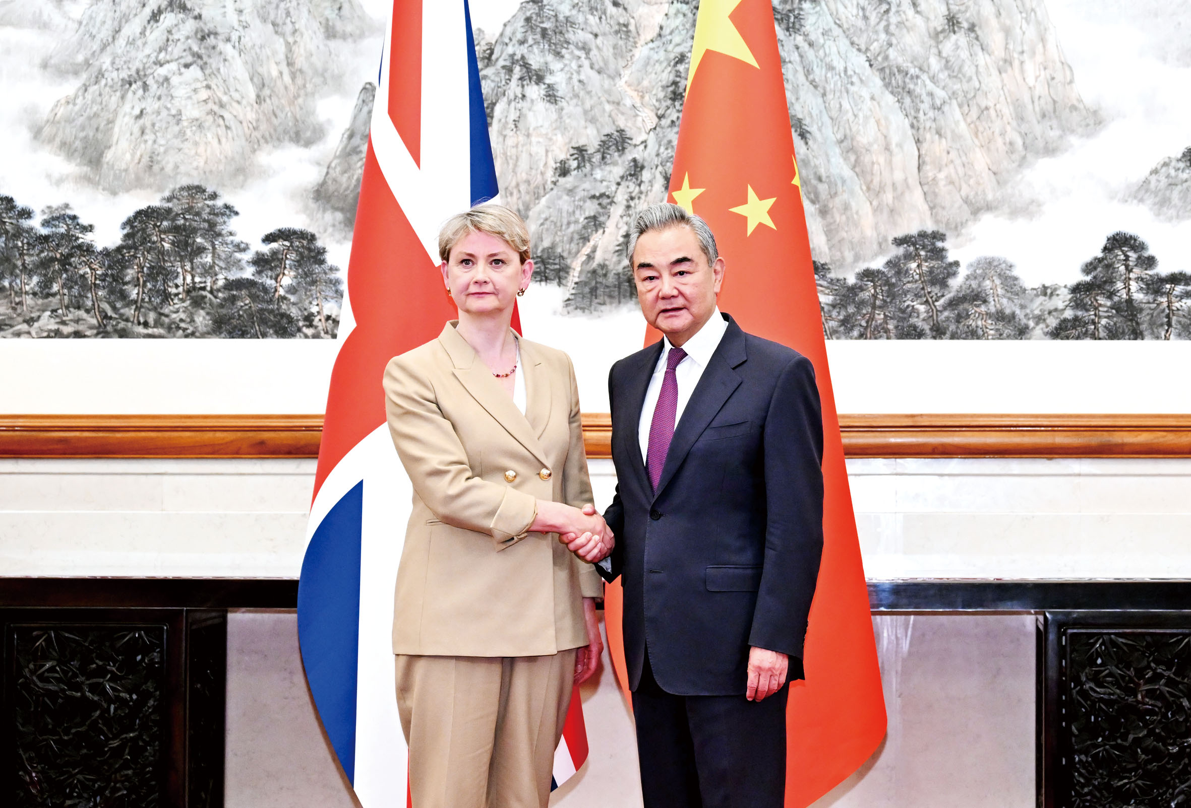 中國外長王毅(右)在北京同英國外相顧綺慧舉行第11次中英戰略對話。 新華社