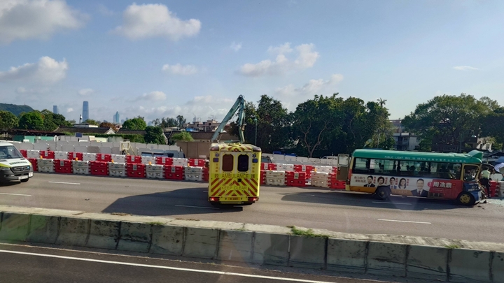 粉嶺公路三車連環相撞 小巴司機一度被困 至少12人受傷