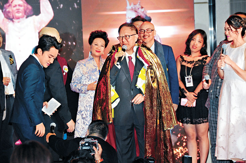 King Sir桃李滿門,當年80大壽舉行盛大壽宴,更獲「皇袍」加身祝賀。