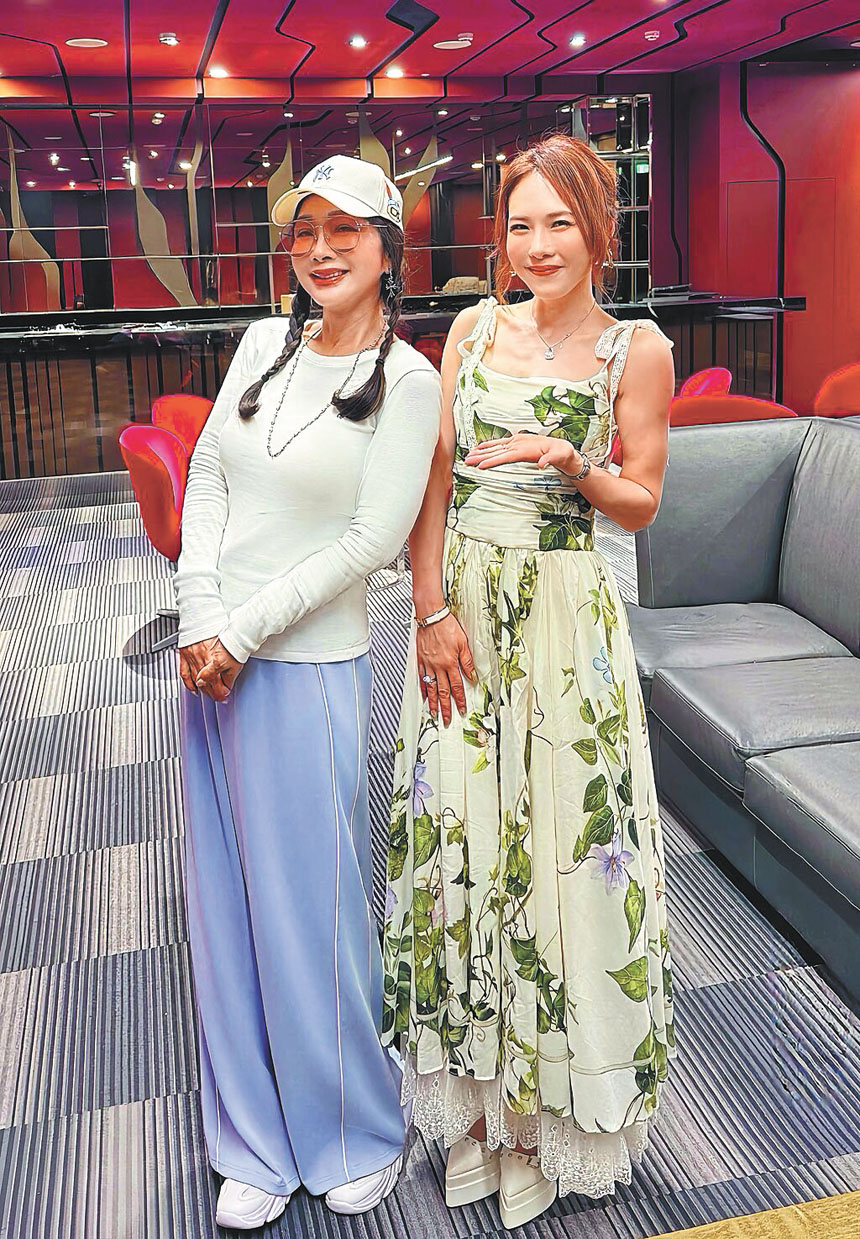 吳申梅（右）與陳美鳳暢聊。網上圖片