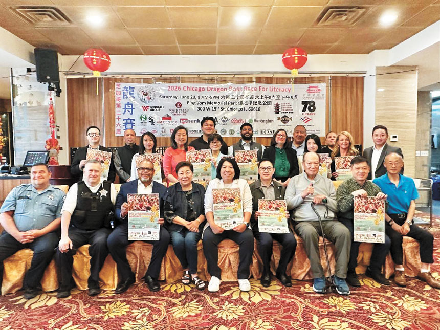 華商會將於6月20日舉行第26屆龍舟賽,會長李建明(前右4)、副會長李超(前右2)、11區區長李惠華(前中)與出席新聞發布會的嘉賓合影。 梁敏育攝