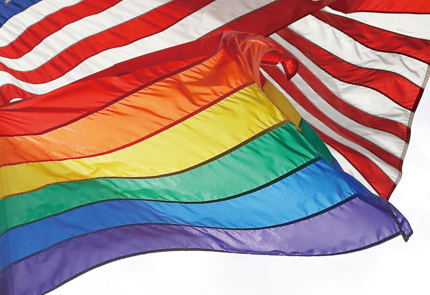 彩虹旗象徵LGBTQ權益,一項最新民調顯示,美國人對同性婚姻及跨性別議題的接受度近年有所下降。美聯社資料圖片