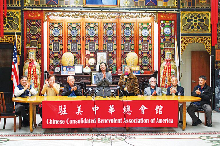 前市參事鄧式美(中右)代表社區祝賀陳詩敏晉級11月決選。 記者陳程威攝