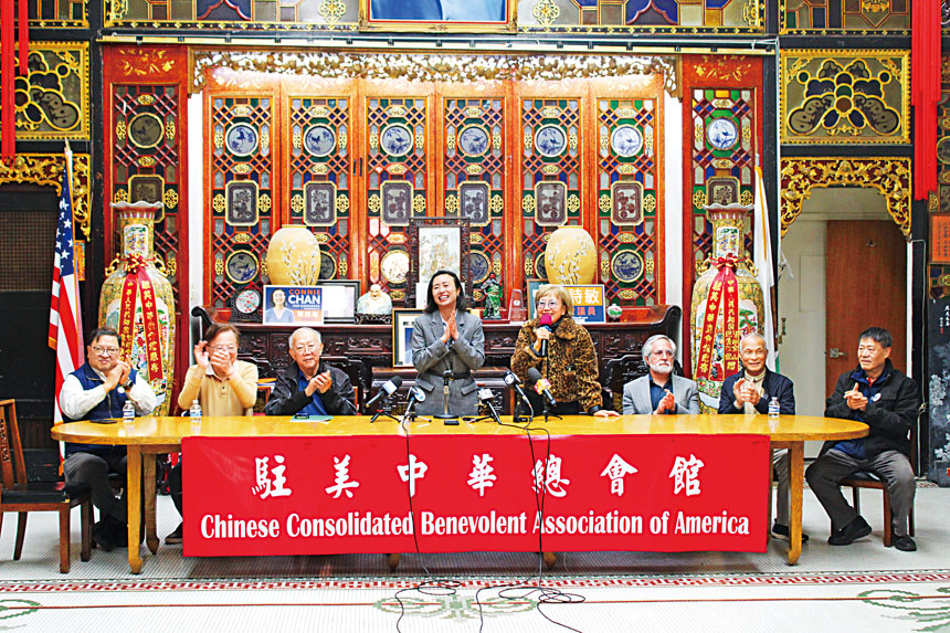 前市參事鄧式美(中右)代表社區祝賀陳詩敏晉級11月決選。 記者陳程威攝