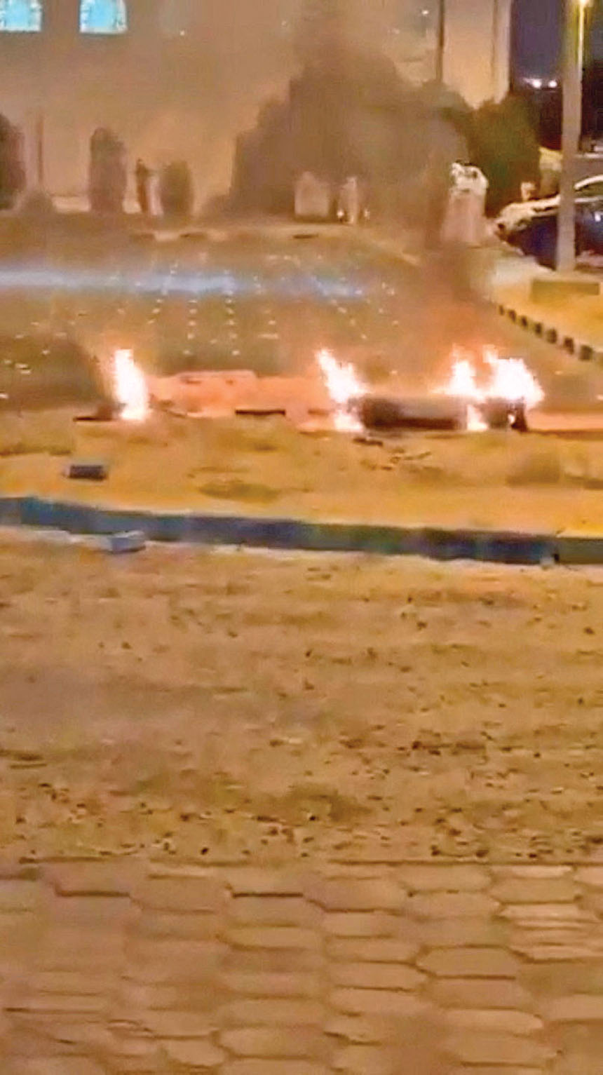停車場地面上的碎片仍在燃燒。路透社