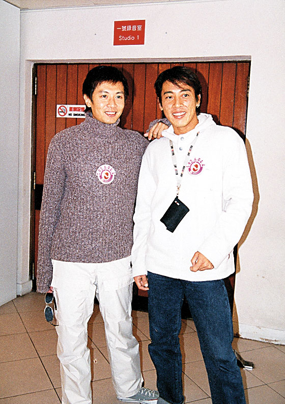 何寶生(左)2005年被發現剃度穿僧袍現身鬧市,揭發出家之事。