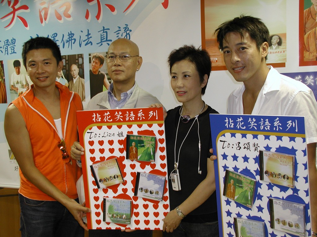 2008年何寶生(左一)因捉賊受傷令行蹤曝光,當時他身披袈裟,臉容清瘦,並希望記者不要打擾其清修。