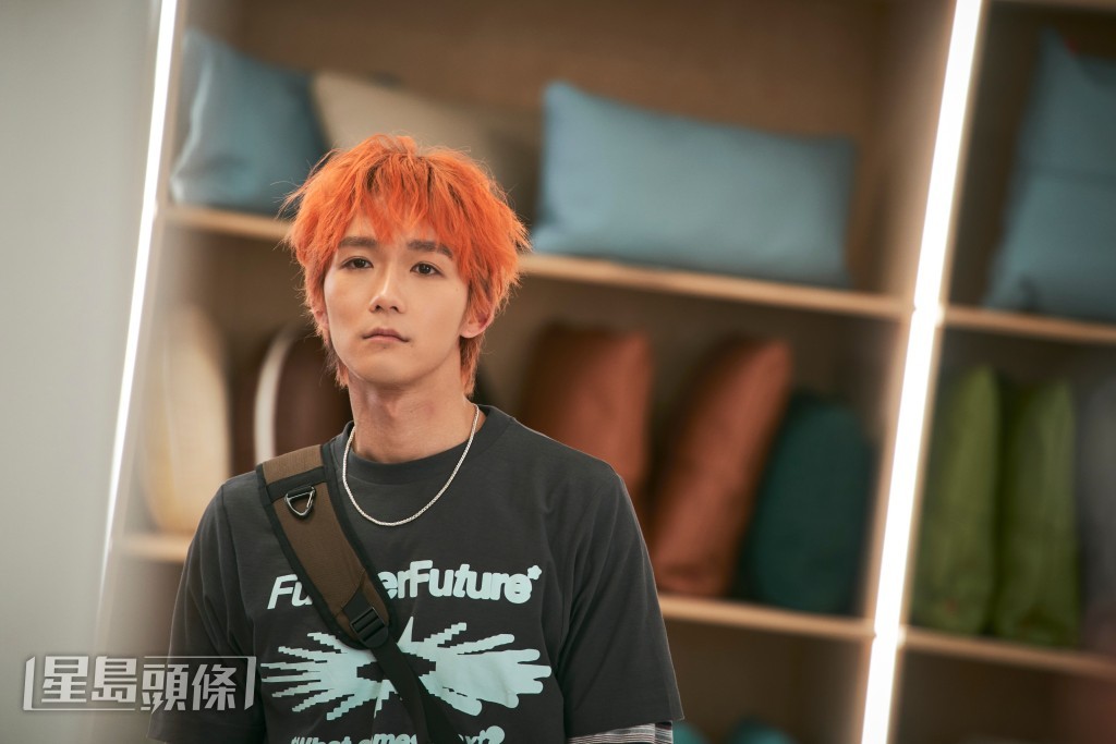 Alton在《喜劇開場》中以一頭橙髮造型亮相。