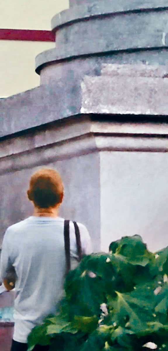 李泳漢向著佛塔喃喃自語。