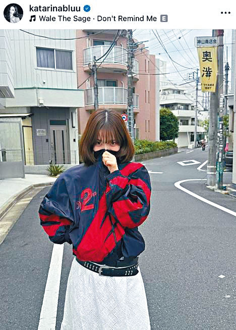 Karina去年已因穿上有「2」字樣的紅色外套，惹來政治表態批評。