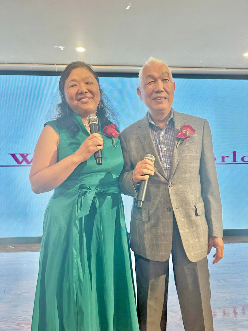 CBCAC的兩大柱梁創會人陳增華(右)與行政主任陳本恩(左)高歌一曲「What a Wonderful World 」,為慈善籌款晚會畫下圓滿的休止符。梁敏育攝