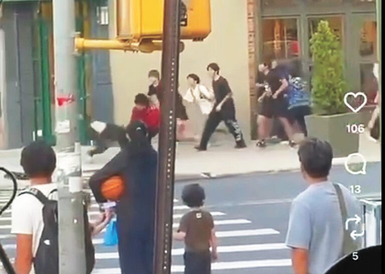現場監控碌下少年互相追逐互毆。