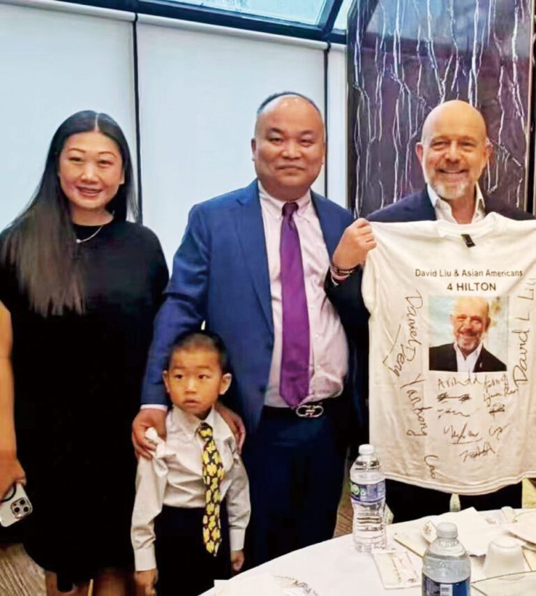 希爾頓（右）競選之夜，劉龍珠攜家人出席。 受訪人提供